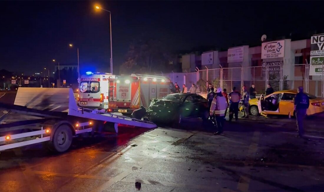 Başakşehir'de taksi ile otomobilin çarpışması sonucu 10 kişi yaralandı.