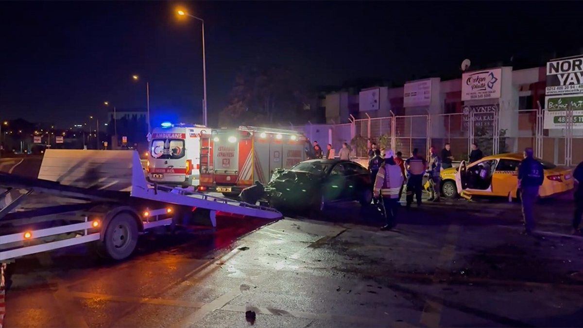 Başakşehir'de taksi ile otomobilin çarpışması sonucu 10 kişi yaralandı.