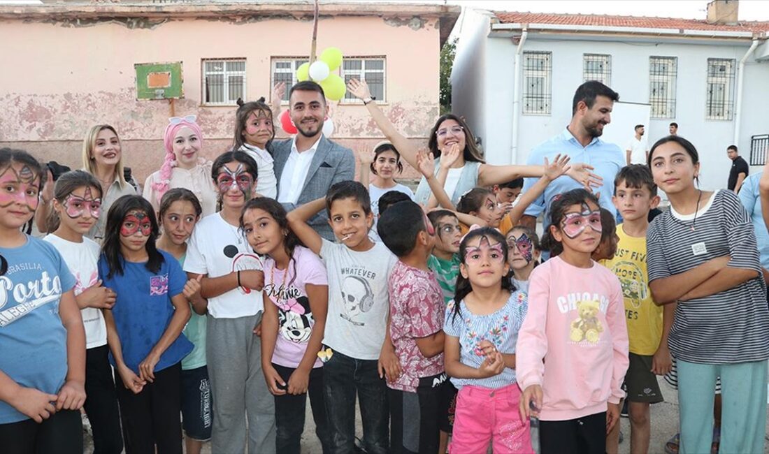 Kentte bir araya gelen gönüllü öğretmenler ve memurlar, köyleri ziyaret