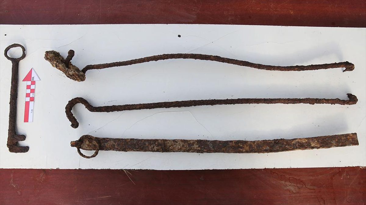 Bitlis Kalesi'nde yürütülen arkeolojik kazı çalışmalarında sarayın kapısına ait olduğu