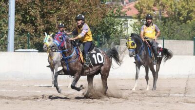 Erzurum Atatürk Üniversitesi Atlı Spor Kulübü'nün 50 yaşındaki sporcusu Mehmet