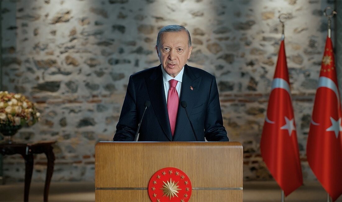 Cumhurbaşkanı Erdoğan: Girdiğimiz yeni dönemden Cumhuriyetimizi daha da güçlenmiş olarak çıkartmak azmindeyiz Cumhurbaşkanı Recep Tayyip Erdoğan, "Allah'ın yardımı, milletimizin feraseti ve desteği,