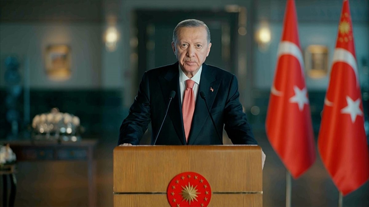 Cumhurbaşkanı Recep Tayyip Erdoğan, "Ulaştırma alanındaki yatırım ve hamlelerimizi 'durmak
