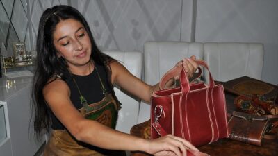 Eskişehir'de birçok sanat dalında usta öğretici olan Aylin Sarı, deriden