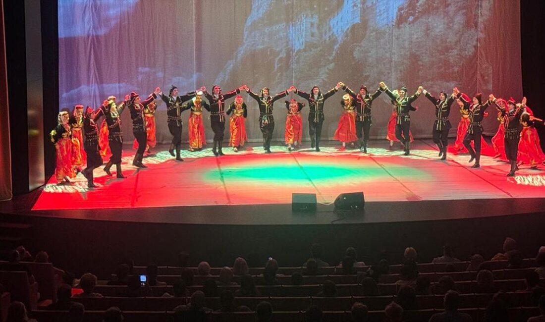 Geleneksel Anadolu halk danslarını bale ile sentezleyerek sahneye taşıyan Devlet