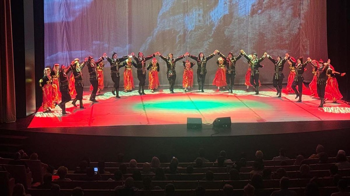 Geleneksel Anadolu halk danslarını bale ile sentezleyerek sahneye taşıyan Devlet