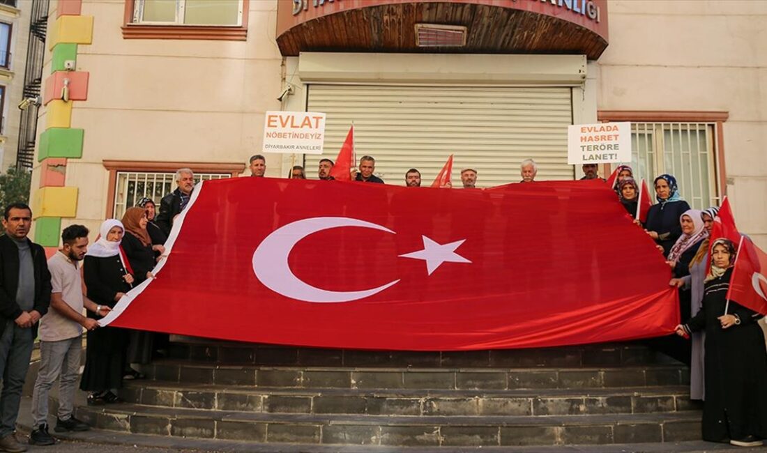 Dağa kaçırılan çocukları için eski HDP il binası önünde oturma