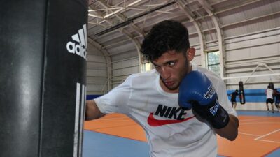 Boksa doğum gününde babasının spor salonuna götürmesiyle başlayan, kariyerinde 7