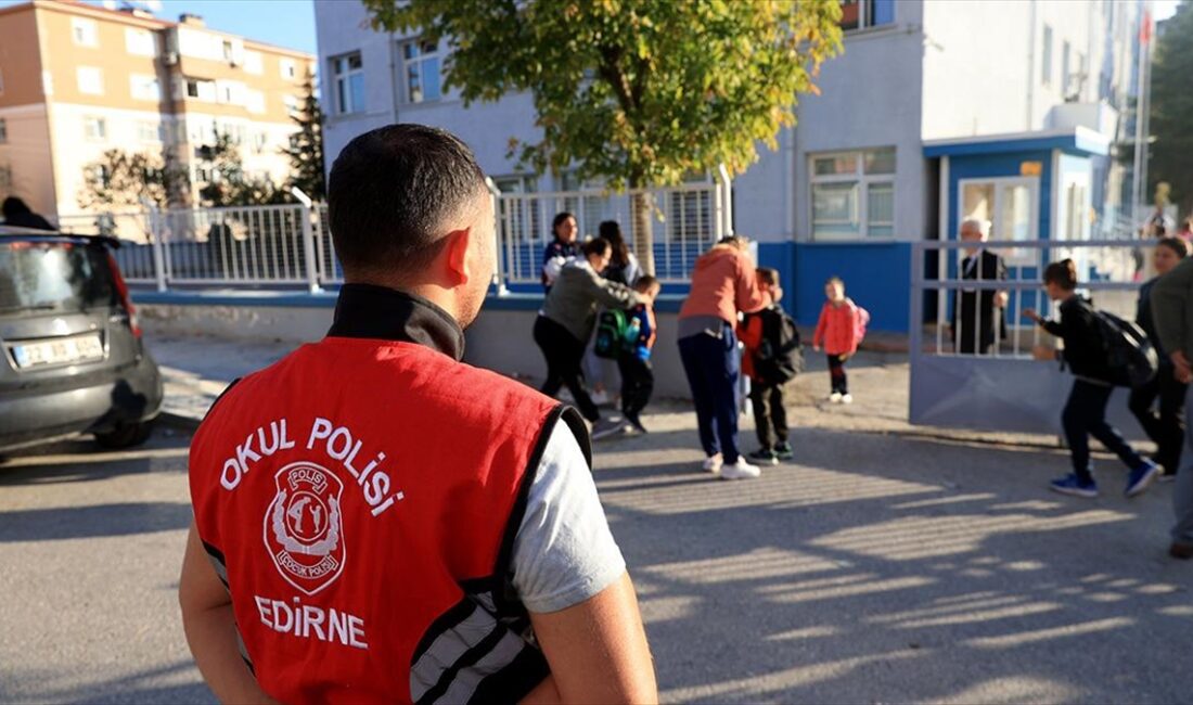 Edirne'de "okul polisi" ekipleri, okulların önlerinde ve civarında denetimlerini sürdürüyor.