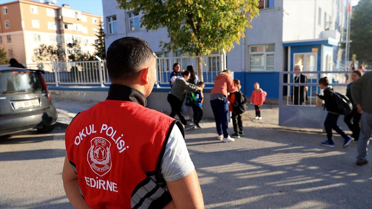 Edirne'de "okul polisi" ekipleri, okulların önlerinde ve civarında denetimlerini sürdürüyor.