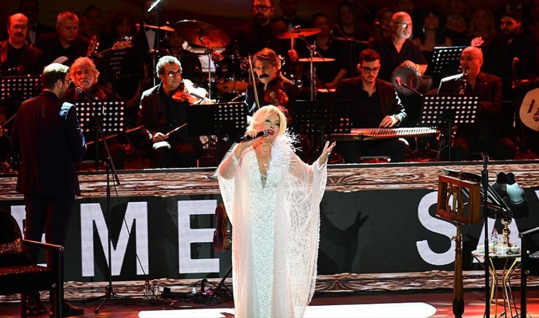 Türk sanat müziği sanatçısı Emel Sayın, DenizBank Açıkhava Etkinlikleri kapsamında
