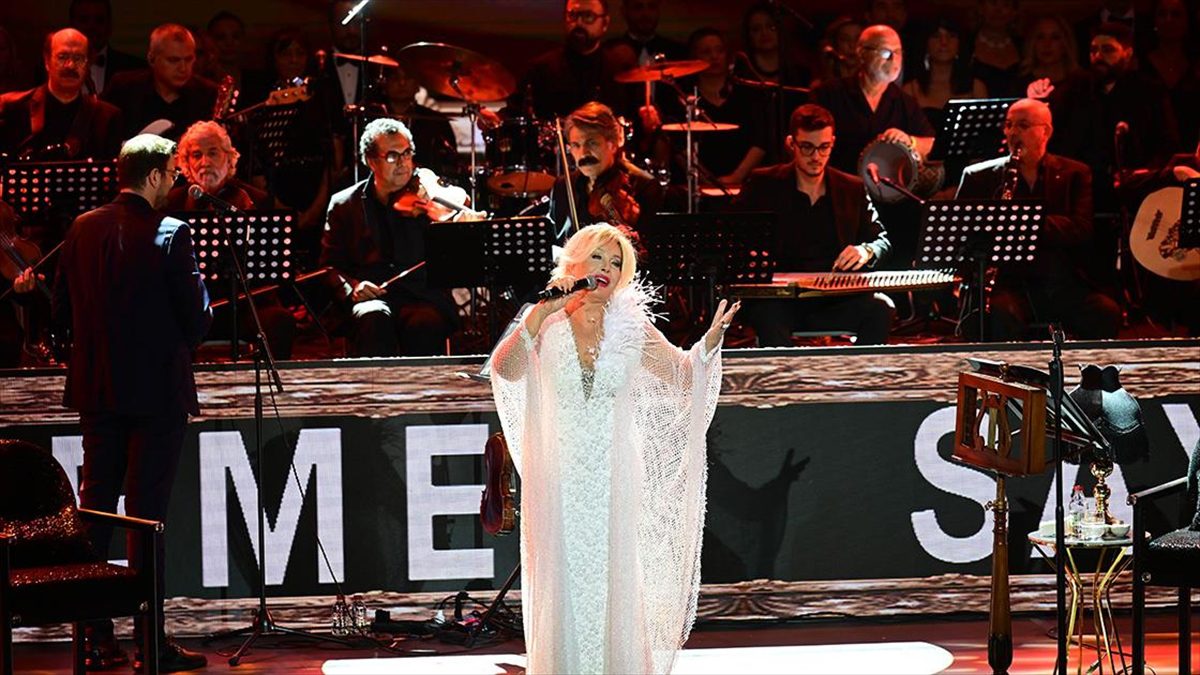 Türk sanat müziği sanatçısı Emel Sayın, DenizBank Açıkhava Etkinlikleri kapsamında