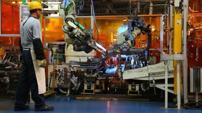 Son zamanlarda yapay zekadaki ilerleme ile endüstriyel robotların kullanımı ve