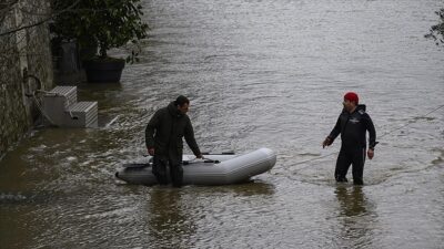 Fransa'nın güneyinde etkili olan şiddetli yağış ve sel nedeniyle 6