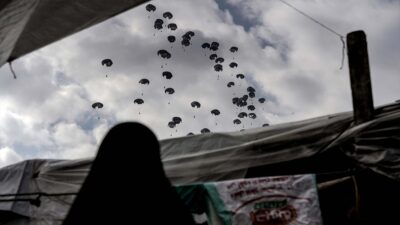 Paraşütle indirilen yardım kutularının yerinden edilen Filisitnlilerin çadırları üzerine düşmesi