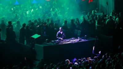 Elektronik müziği, caz, R&B ve soul müzikle harmanlayıp, Afrika ritimleriyle