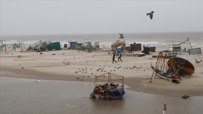 Hindistan'da hayatı olumsuz etkileyen Dana Tropikal Fırtınası nedeniyle ülkenin doğusunda