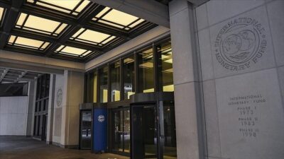 IMF'nin raporunda, yüksek makroekonomik belirsizliğin; aşağı yönlü piyasa risklerini artırarak,