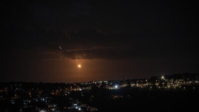 İran Devrim Muhafızları Ordusu da İsrail'e onlarca balistik füzeyle saldırı