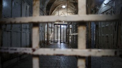 İsrail askerleri işgal altındaki Batı Şeria'nın El Halil kentinde bulunan