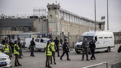 İsrail hapishanelerindeki Filistinlilerin sayısının son bir yılda iki katına çıkarak