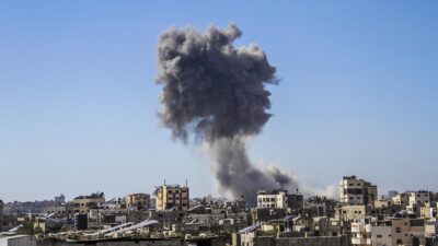 İsrail ordusuna ait savaş uçağının Gazze'de bir eve düzenlediği hava