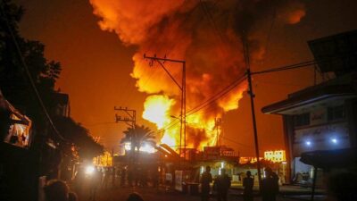 İsrail'in, Gazze Şeridi'ndeki Aksa Şehitleri Hastanesi'nin bahçesinde yerinden edilmiş sivillerin