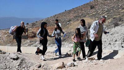 İsrail ordusunun saldırı tehdidinden sonra Lübnan'ın güneyindeki Sur kentinde yeni