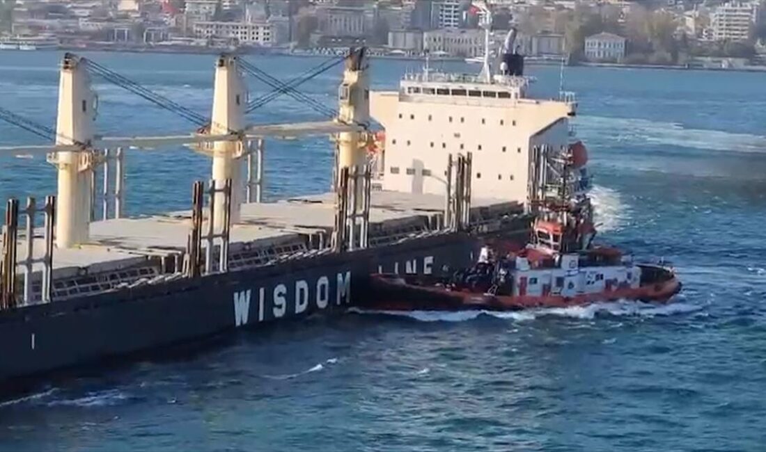 Üsküdar önlerinde birbirine sürten iki yük gemisinde hasar oluşurken, gemiler