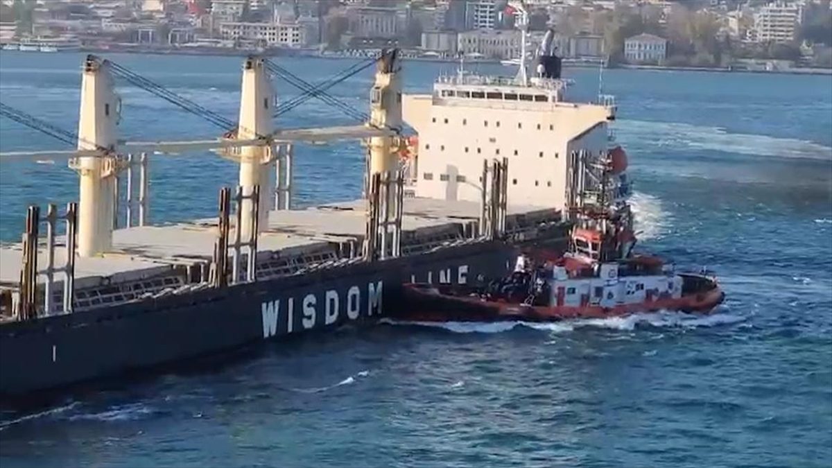 Üsküdar önlerinde birbirine sürten iki yük gemisinde hasar oluşurken, gemiler