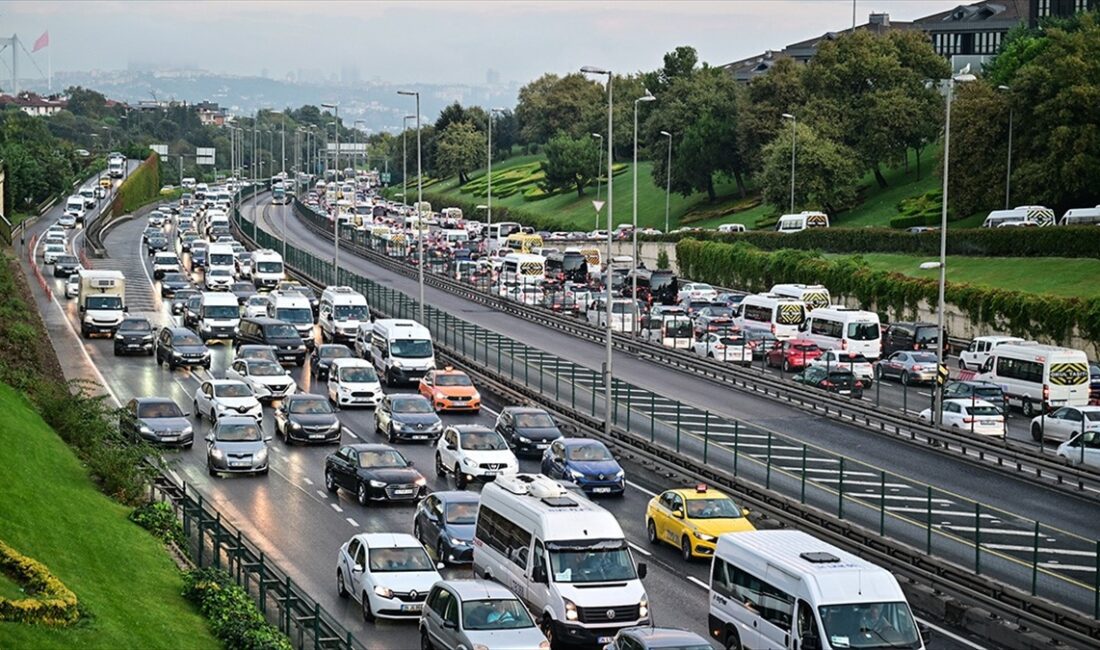 İstanbul'da haftanın ilk iş gününde sabah saatlerinde kentin bazı bazı
