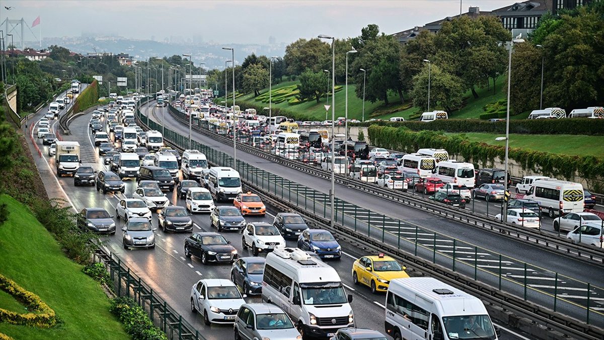 İstanbul'da haftanın ilk iş gününde sabah saatlerinde kentin bazı bazı