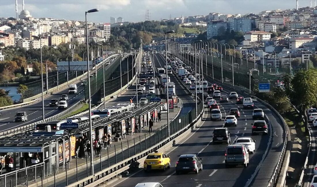 İstanbul'da haftanın ilk iş gününde sabah saatlerinde kentin bazı bölgelerinde