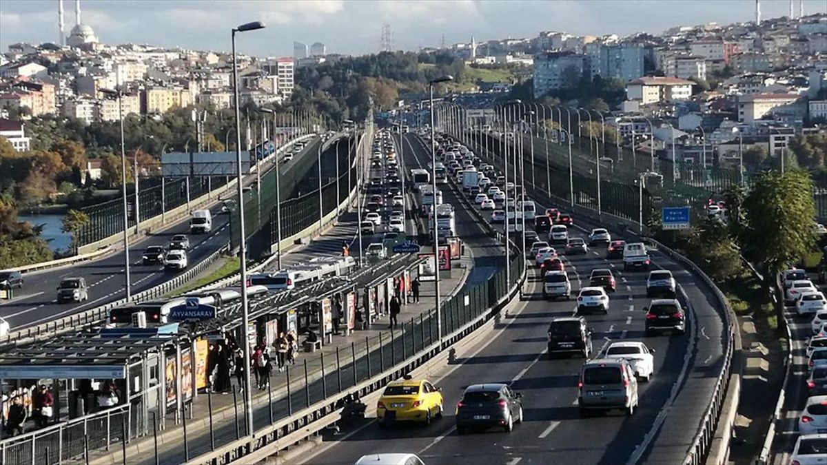 İstanbul'da haftanın ilk iş gününde sabah saatlerinde kentin bazı bölgelerinde