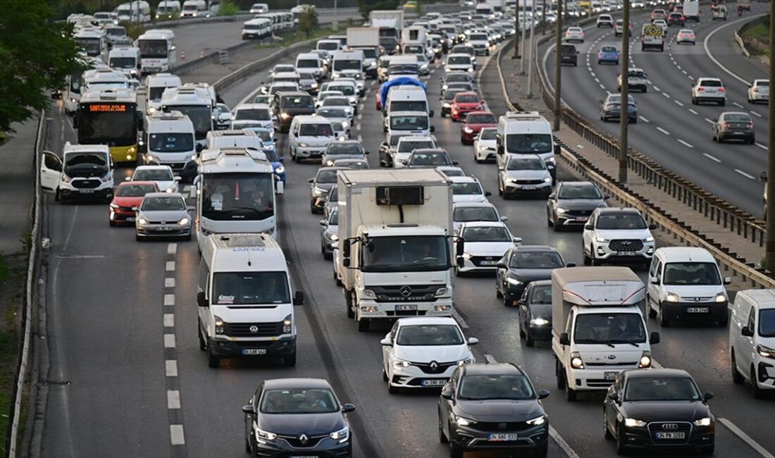 İstanbul'un bazı bölgelerinde sabah saatlerinde trafik yoğunluğu oluştu.