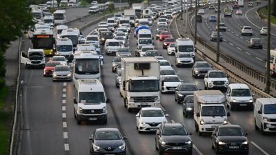 İstanbul'un bazı bölgelerinde sabah saatlerinde trafik yoğunluğu oluştu.