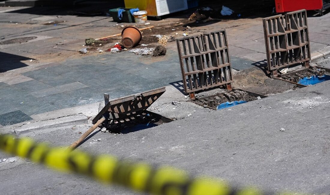 İzmir'in Konak ilçesinde 12 Temmuz'da sağanaktan korunmaya çalışırken elektrik akımına