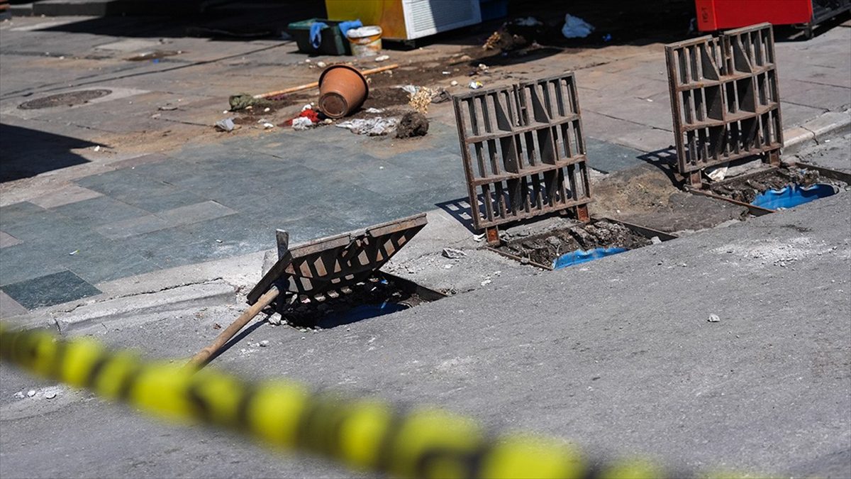 İzmir'in Konak ilçesinde 12 Temmuz'da sağanaktan korunmaya çalışırken elektrik akımına