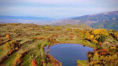 Jandarmanın Ardahan'da sonbahar manzaralarını yansıtan dron çekimleri sosyal medyadan paylaşıldı.