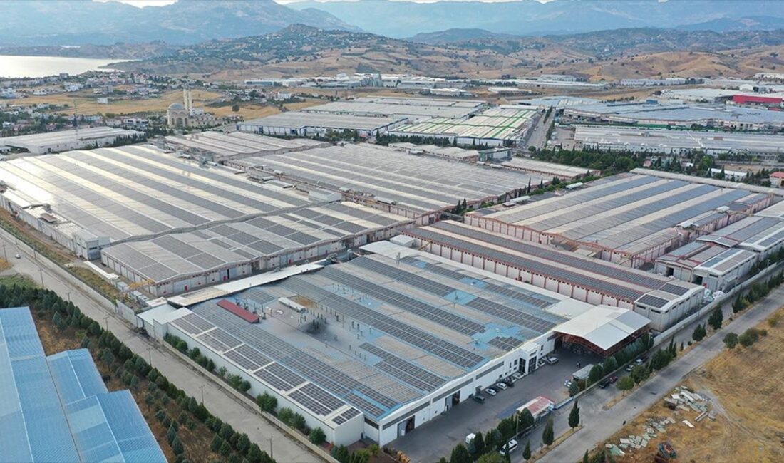 Kahramanmaraş Organize Sanayi Bölgesi'nde (OSB) çatısına güneş enerjisi santrali kurulan