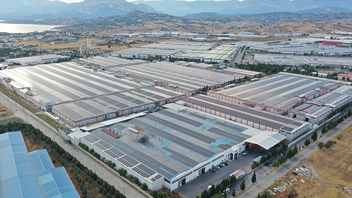 Kahramanmaraş Organize Sanayi Bölgesi'nde (OSB) çatısına güneş enerjisi santrali kurulan