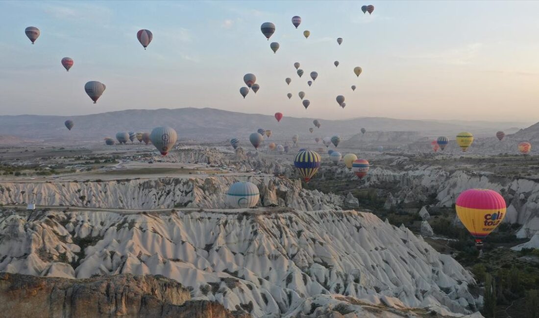 Kapadokya'yı kuşbakışı izlemek isteyen turistlerin tercih ettiği sıcak hava balon