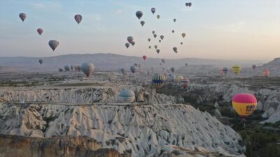 Kapadokya'yı kuşbakışı izlemek isteyen turistlerin tercih ettiği sıcak hava balon