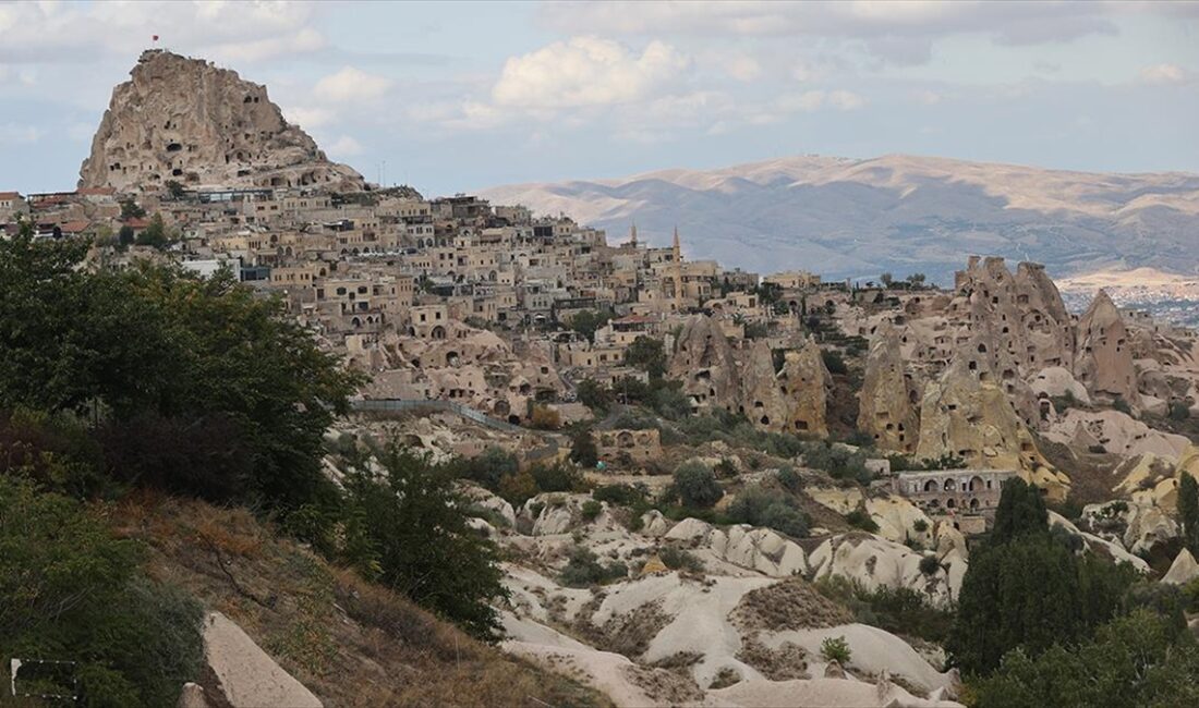 Kapadokya'nın gözde seyir alanlarından kayadan oyma tarihi Uçhisar Kalesi, bu