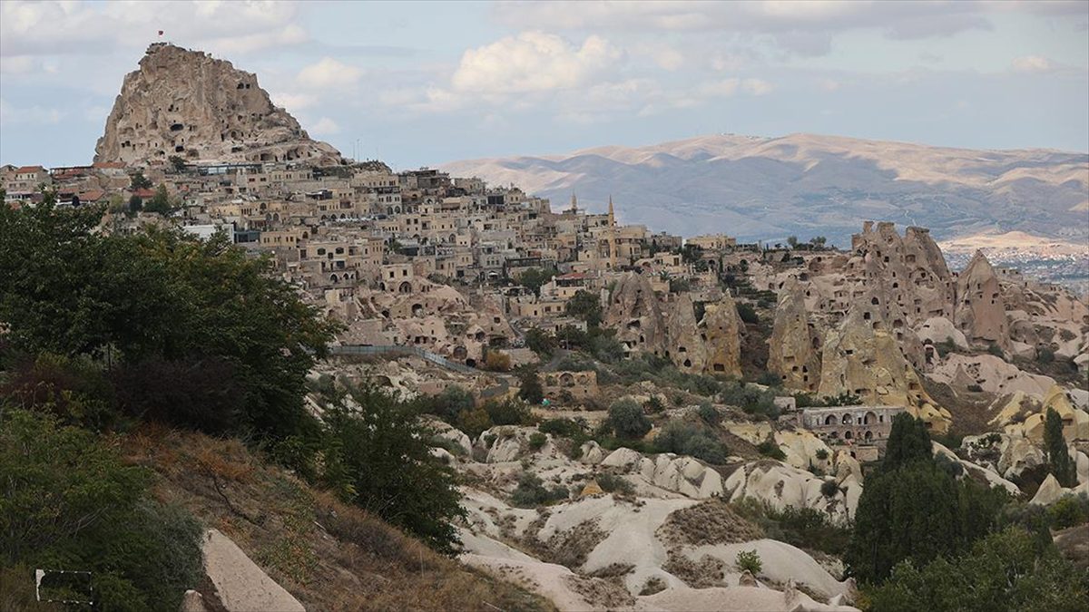 Kapadokya'nın gözde seyir alanlarından kayadan oyma tarihi Uçhisar Kalesi, bu