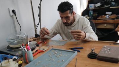 "Kuyumculuk sektörünün kalbi" olarak nitelendirilen İstanbul'daki tarihi Kapalıçarşı'da çırak olarak