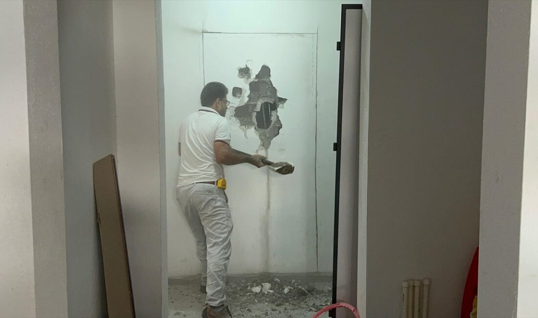 Adana'da kapısına duvar örülerek yandaki daireyle birleştirilip satılan evin sahibi,