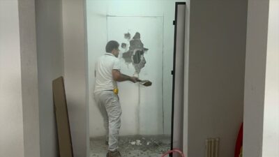 Adana'da kapısına duvar örülerek yandaki daireyle birleştirilip satılan evin sahibi,