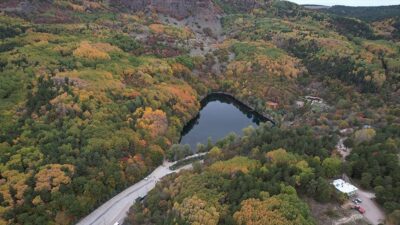 Ankara'nın Çubuk ilçesinde sonbahar renklerine bürünen Karagöl Tabiat Parkı, doğaseverleri