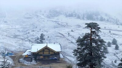 Türkiye'nin önemli kış turizm merkezlerinden Kartalkaya'da kar etkili oldu.
